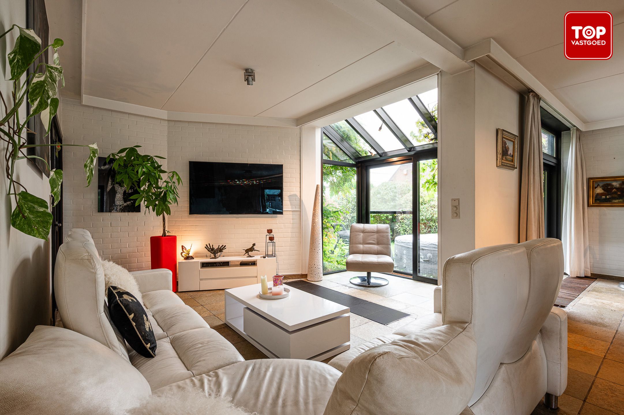 Ruime en lichtrijke villa met praktijkruimte en grote tuin nabij Gent foto 3