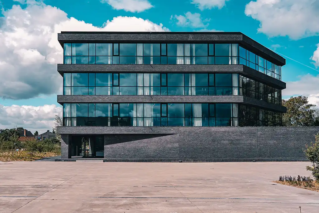 Te huur: panoramaverdieping (535 m²) in instapklaar nieuw kantoorgebouw – Aalter foto {{pictureIndex}}