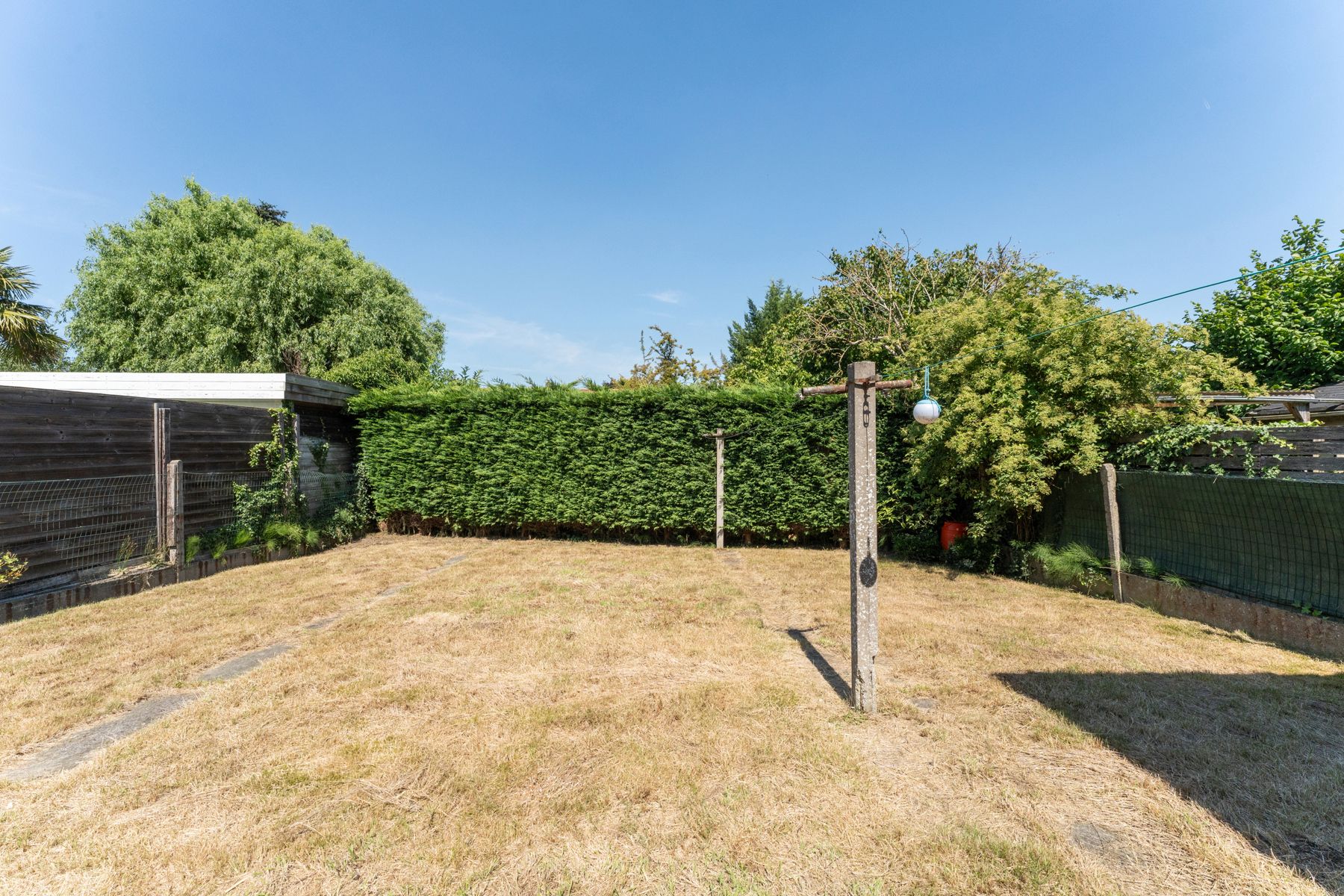 Op te knappen woning met tuin en garage foto 21