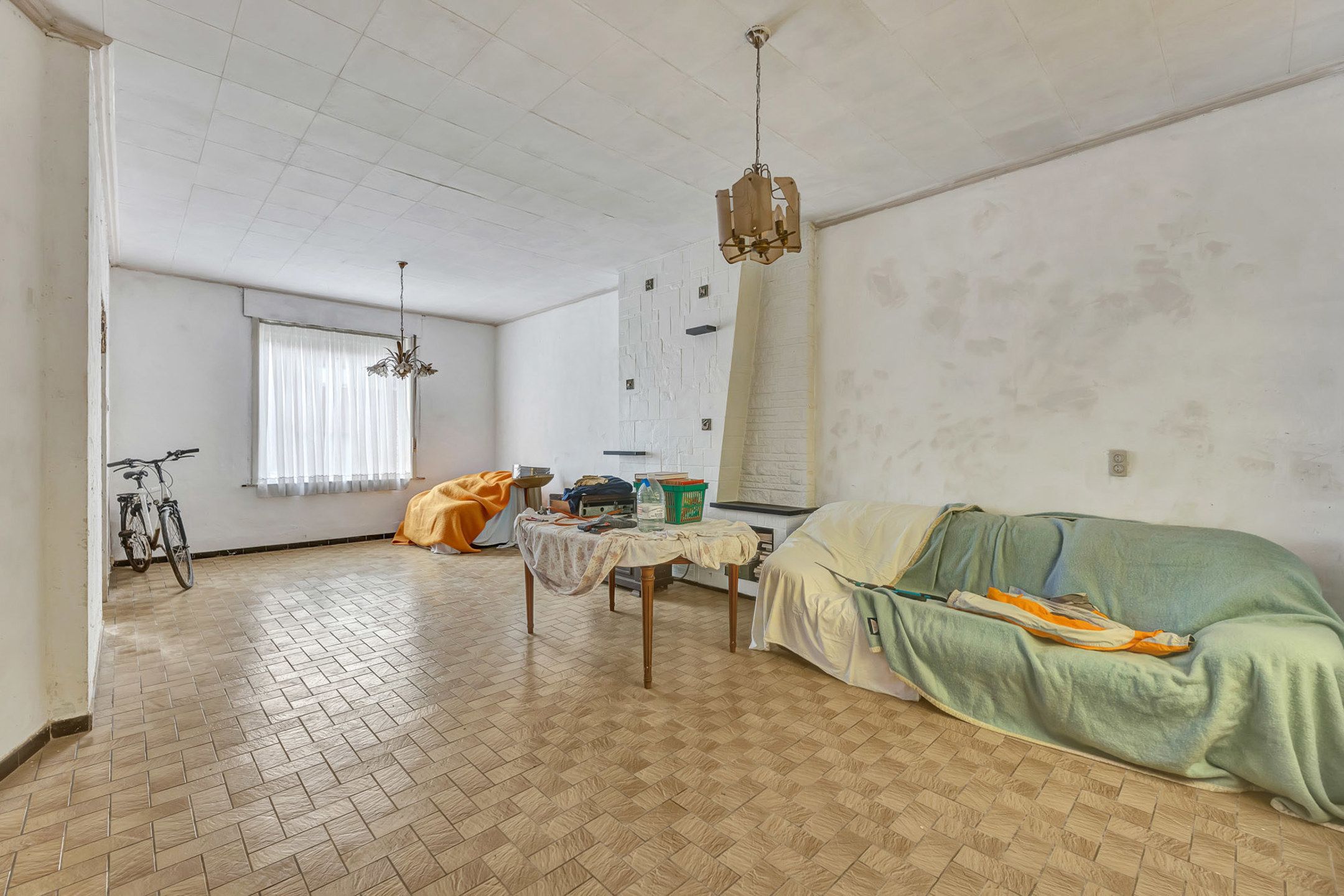 Te renoveren woning met garage en tuin foto 3