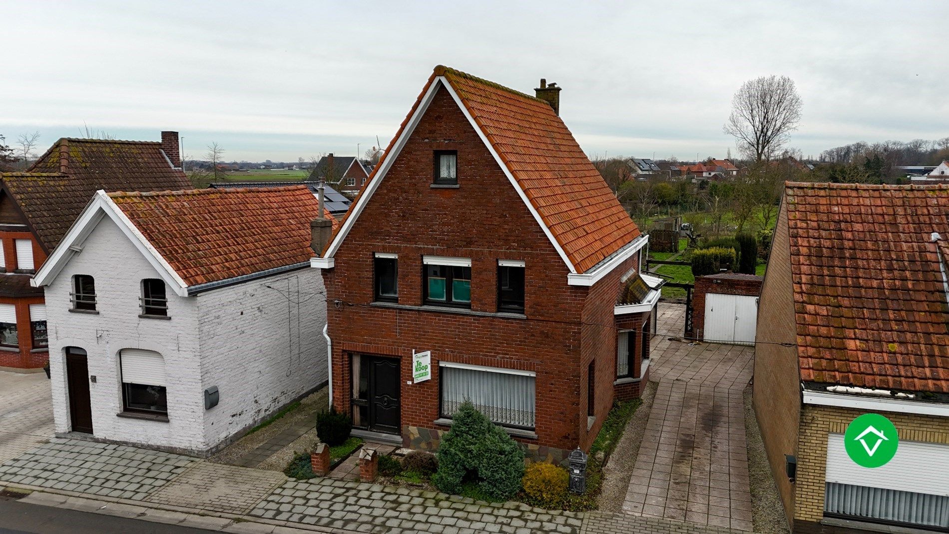 Hoofdfoto van de publicatie: Op te frissen woning met vier slaapkamers te Eernegem