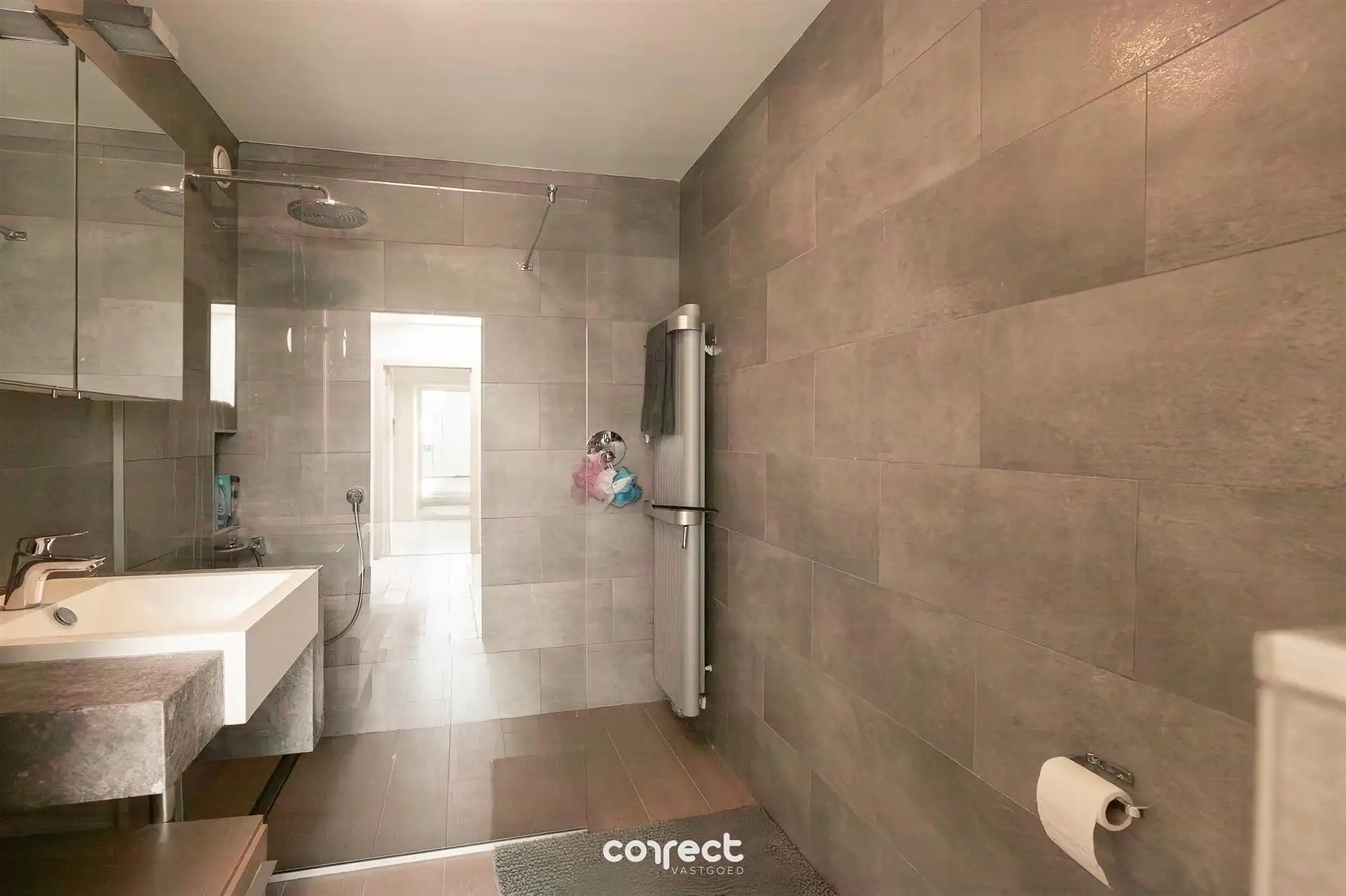 Ruime, open bebouwing met 5 slaapkamers en grote garage. foto 6