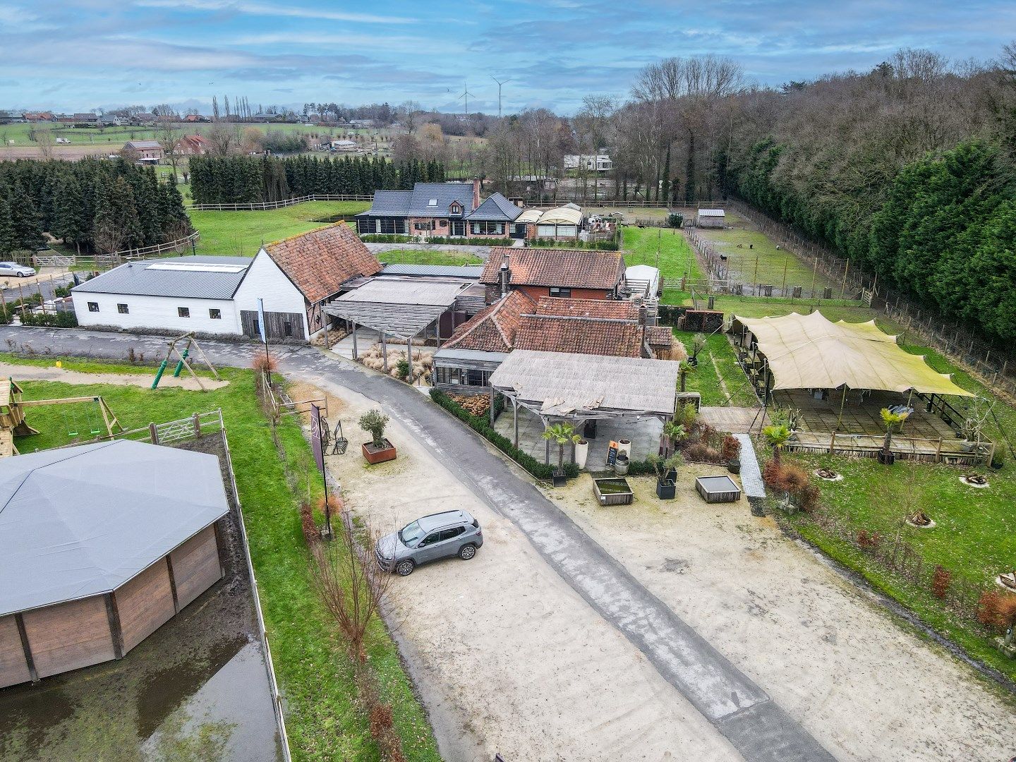 Exclusief domein met restaurant/feestzaal en luxueuze woning op 5 Ha te Torhout foto {{pictureIndex}}