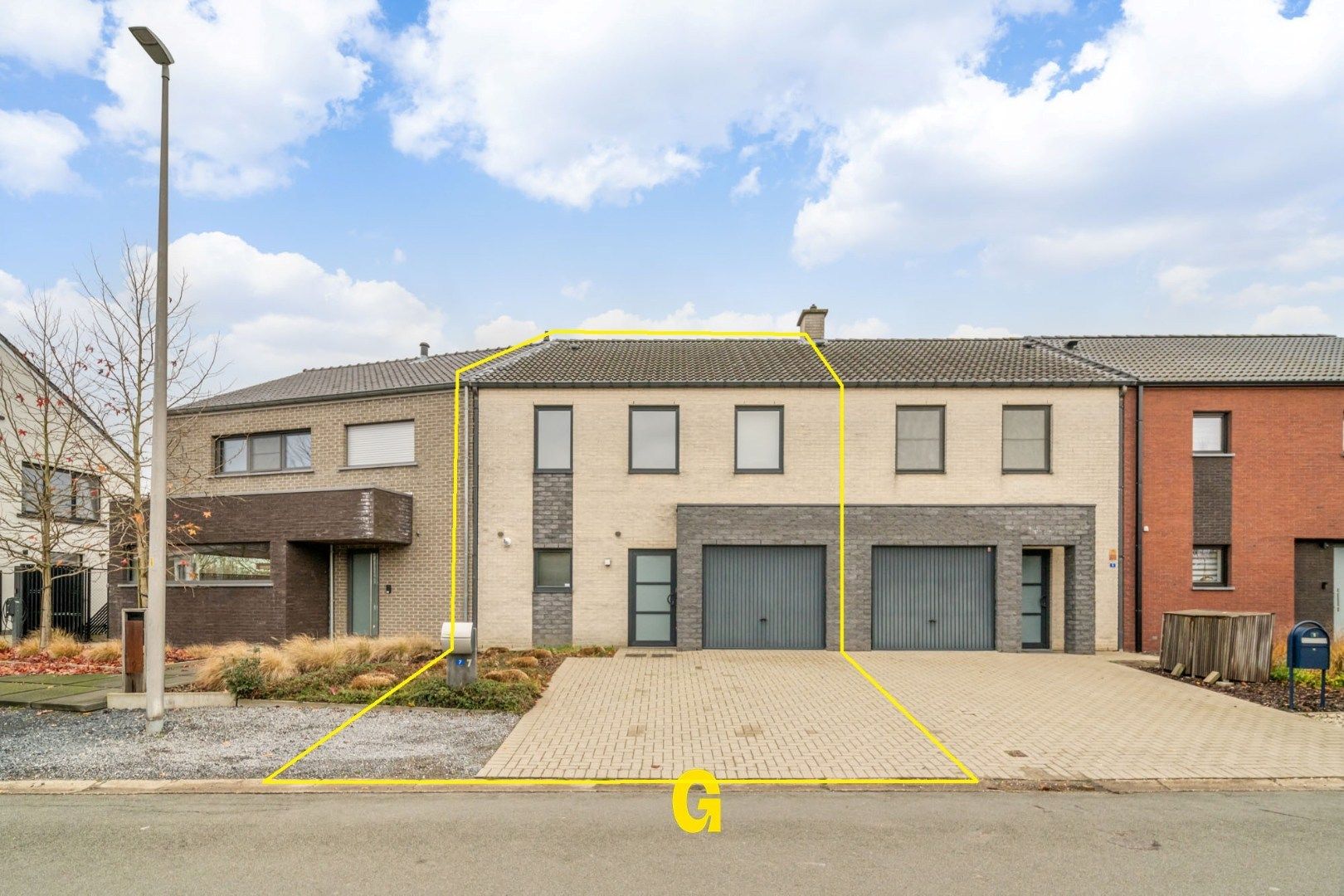 Degelijke instapklare rijwoning met drie slaapkamers, inpandige garage en tuin met terras vlakbij het centrum van Bilzen foto {{pictureIndex}}