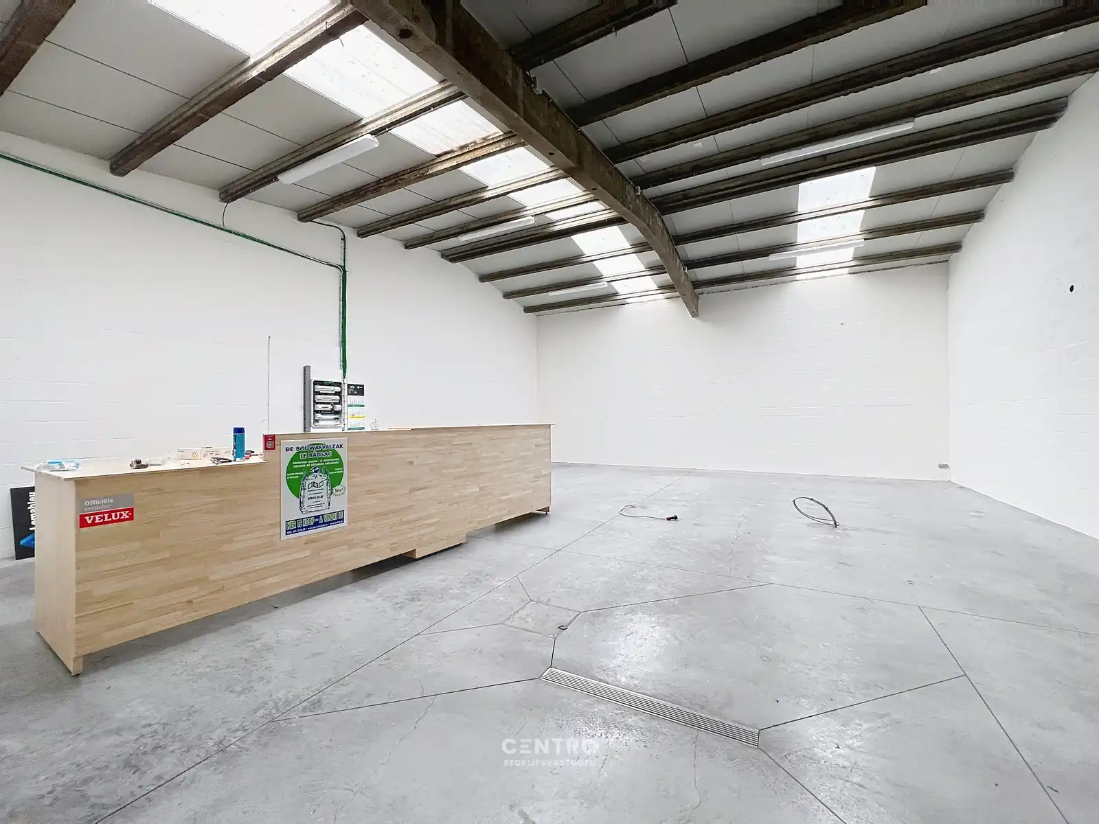 Magazijn van 2.400 m², extra parking en geïntegreerde kantoorruimte in nabijheid van vele baanwinkels vlak bij de RING van Poperinge ! foto 11