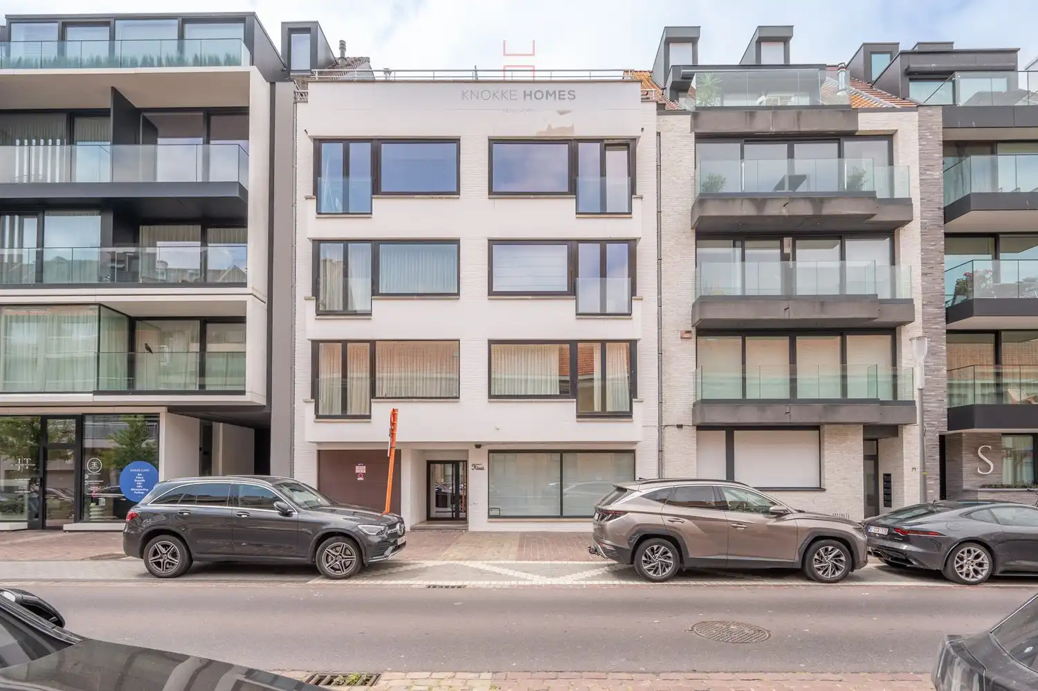 Zeer ruim en verzorgd appartement met vier slaapkamers en een praktische inpandige garage. foto 2