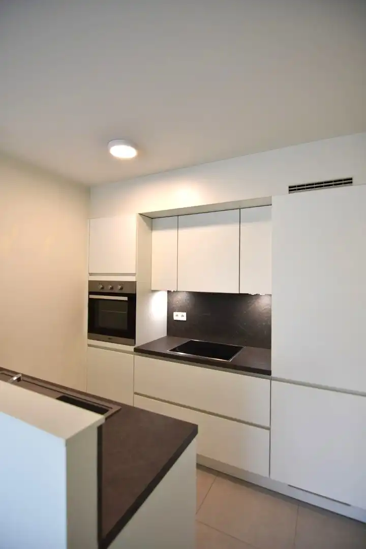 Lichtrijk 2-slpk appartement met privé parking nabij Rumbeke foto 10