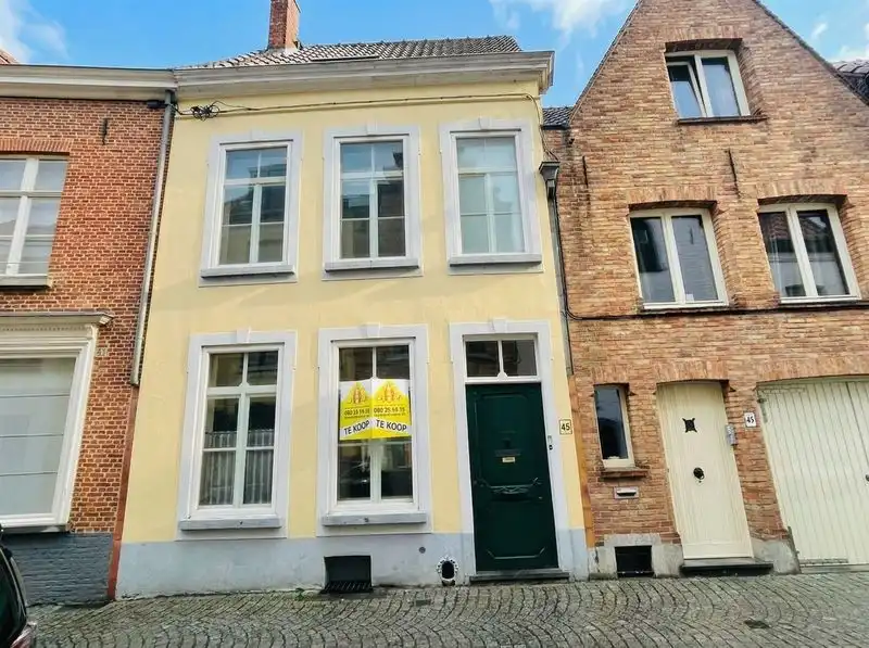 In één van de mooiste straten van Brugge centrum, vlakbij alle winkels CHARMANT ENERGIEZUINIG LICHTRIJK WOONHUIS met stadsTUINTJE, 3 SLAAPKAMERS, 2 BADKAMERS , Mogelijkheid om GARAGE bij te kopen foto 4
