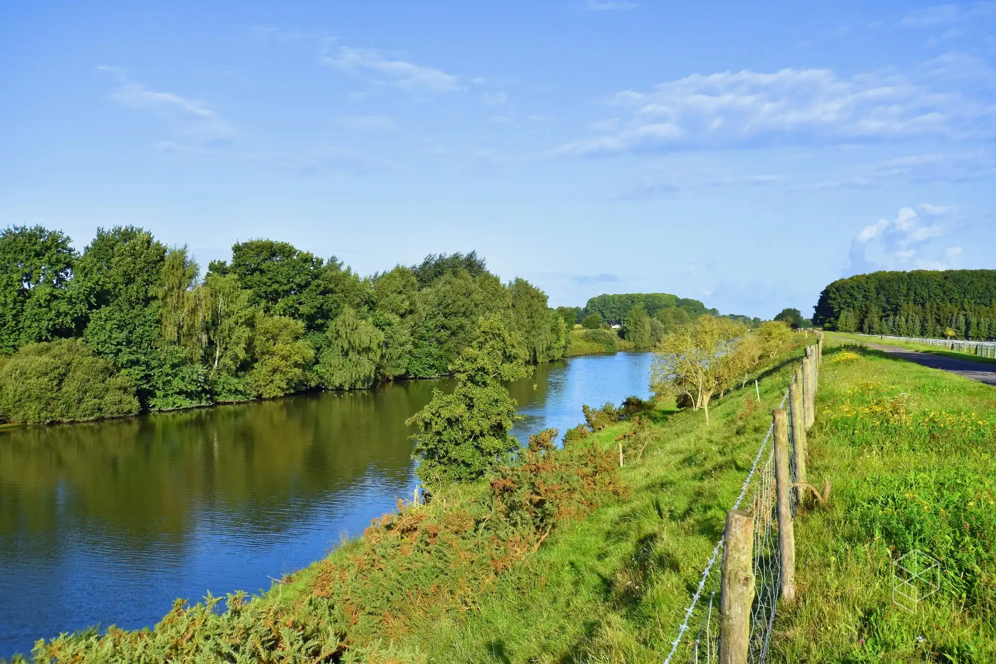 Klassevolle villa met bijgebouw op unieke ligging aan het kanaal Gent-Brugge foto 3