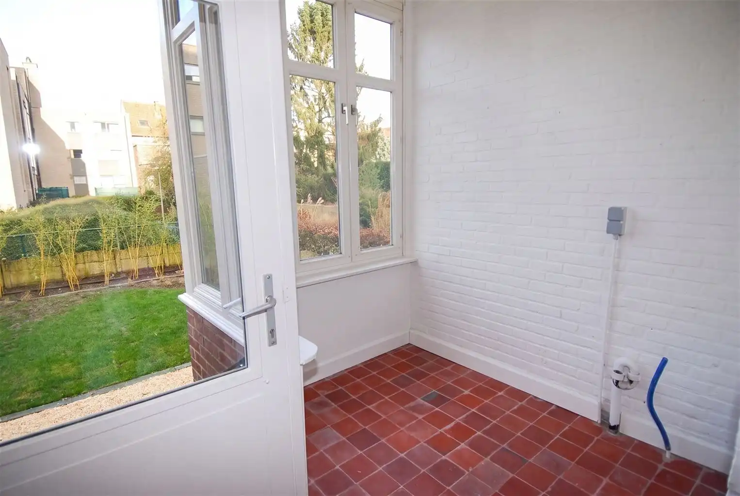 Volledig gerenoveerd, instapklaar herenhuis in eclectische stijl  met 3 slaapkamers(+dressing), mooi aangelegde tuin en autostaanplaats. foto 10