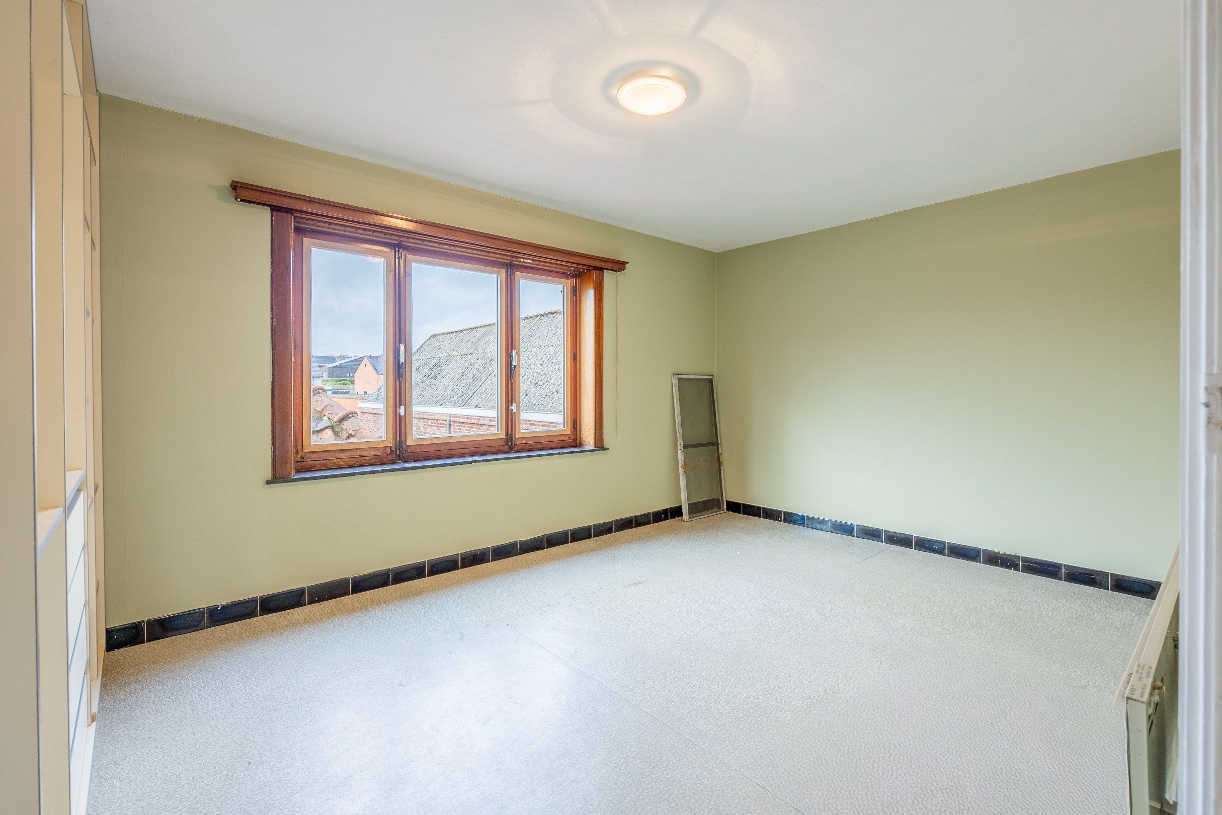 Ruime, karaktervolle woning met magazijn in hartje Kruishoutem foto 9