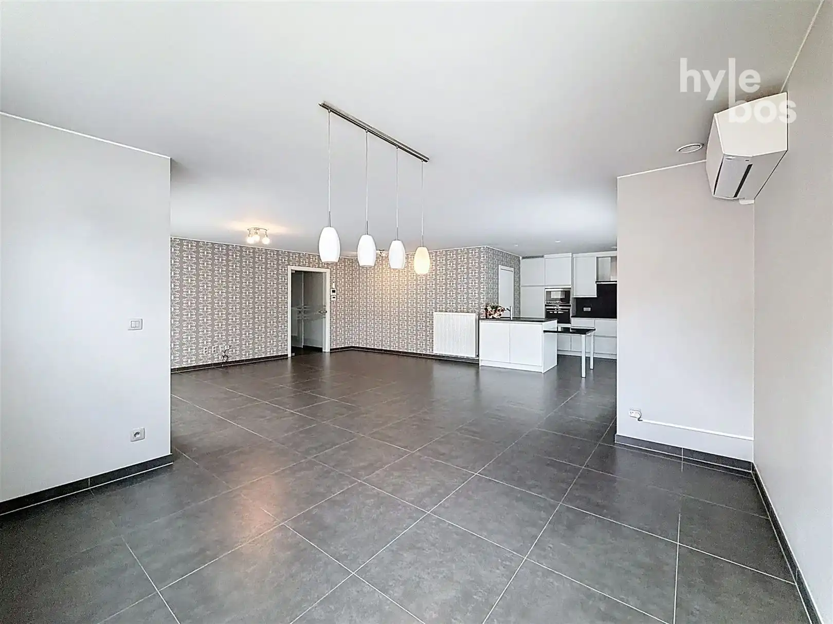 Instapklaar centraal gelegen appartement met garage foto 6