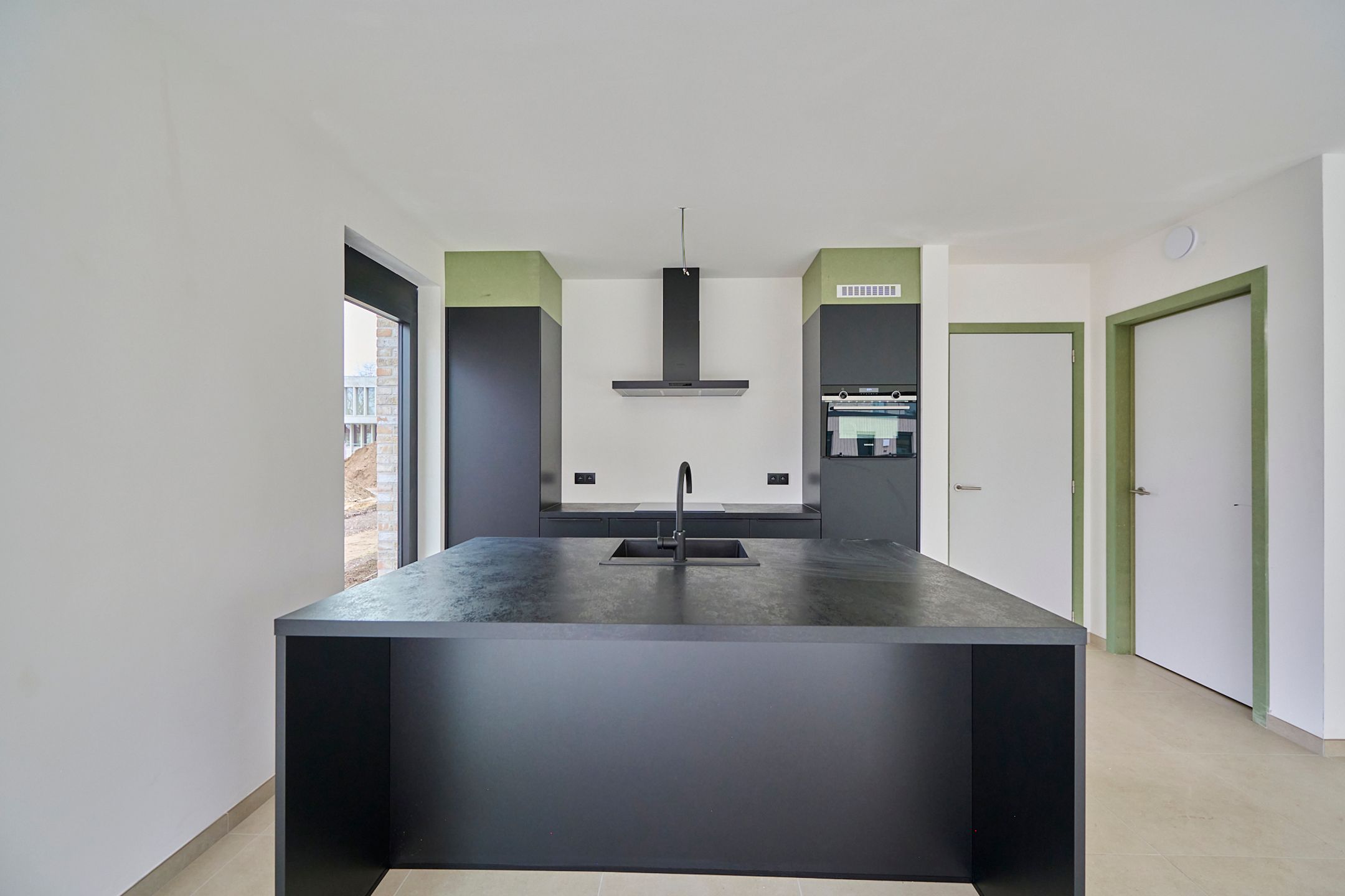 Gelijkvloers nieuwbouwappartement + privé tuintje foto 2