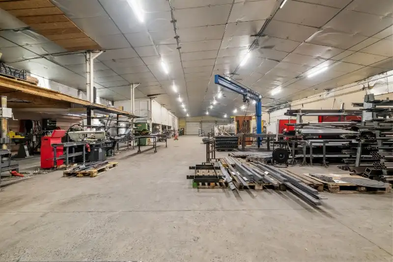 Oostnieuwkerke. Bedrijfsgebouw van 965m2 met overkapping, recente kantoren, parking en koer... Gelegen in een ambachtelijke zone op een perceel van +/- 3465m2. foto 12