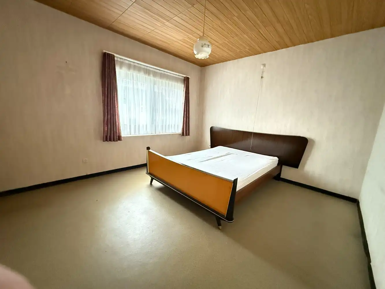 Half open bebouwing met 3 slaapkamers en garage, gelegen in een rustige woonwijk op 277m² foto 9