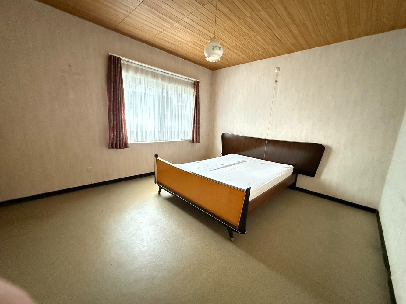 Half open bebouwing met 3 slaapkamers en garage, gelegen in een rustige woonwijk op 277m² foto 9