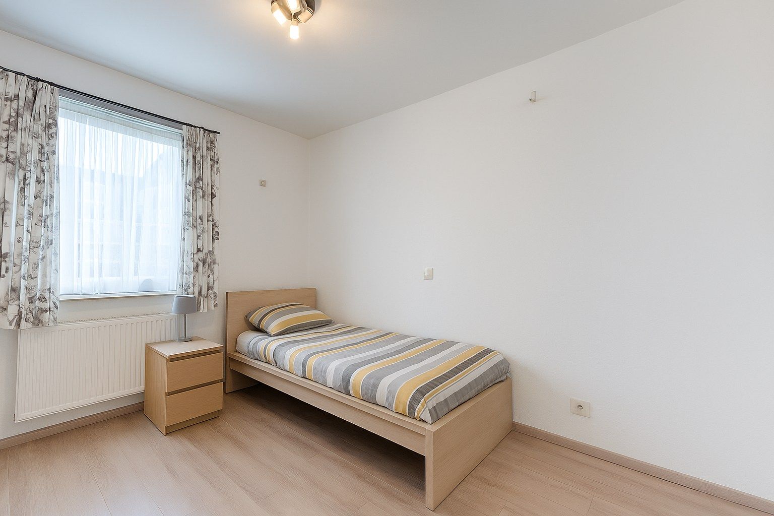 INSTAPKLAAR APPARTEMENT MET 2 SLPKS | 2 TERRASSEN EN STAANPLAATS IN HARTJE KNESSELARE foto 7