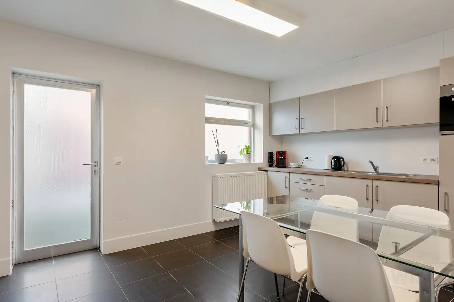 Uiterst gunstig gelegen kantoor. foto 27