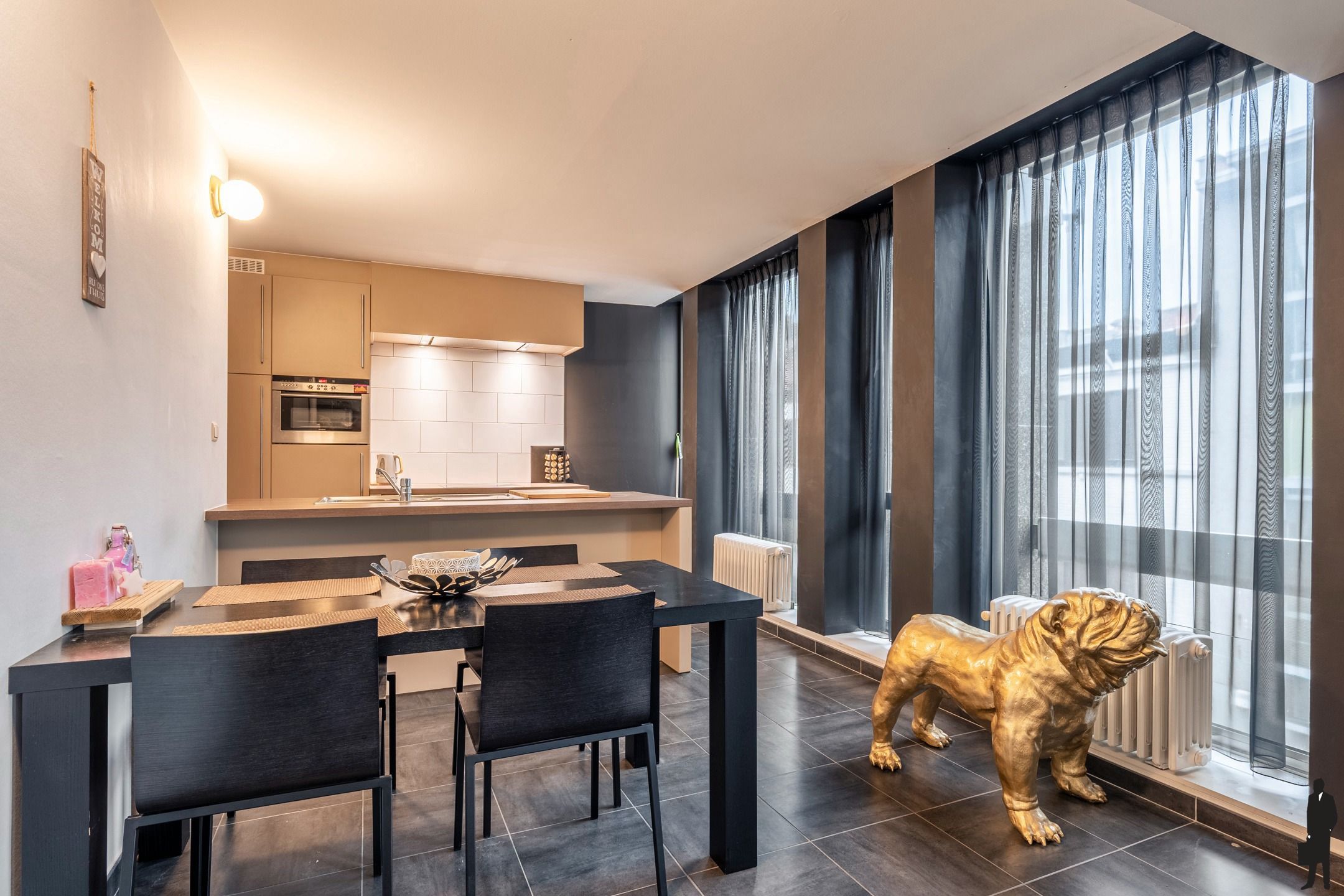 Stijlvol bemeubeld appartement van 97m² met unieke bankkluis foto 6