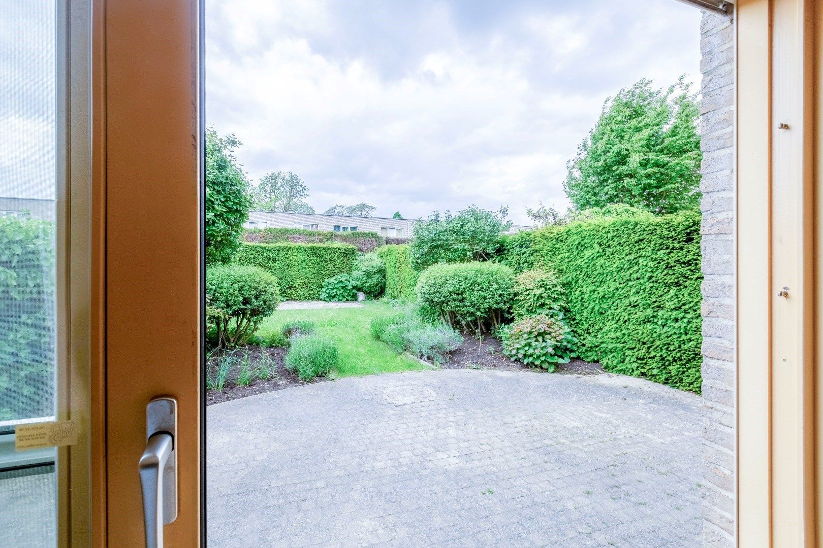 Verzorgde instapklare gezinswoning met zuidertuin en garage foto 9