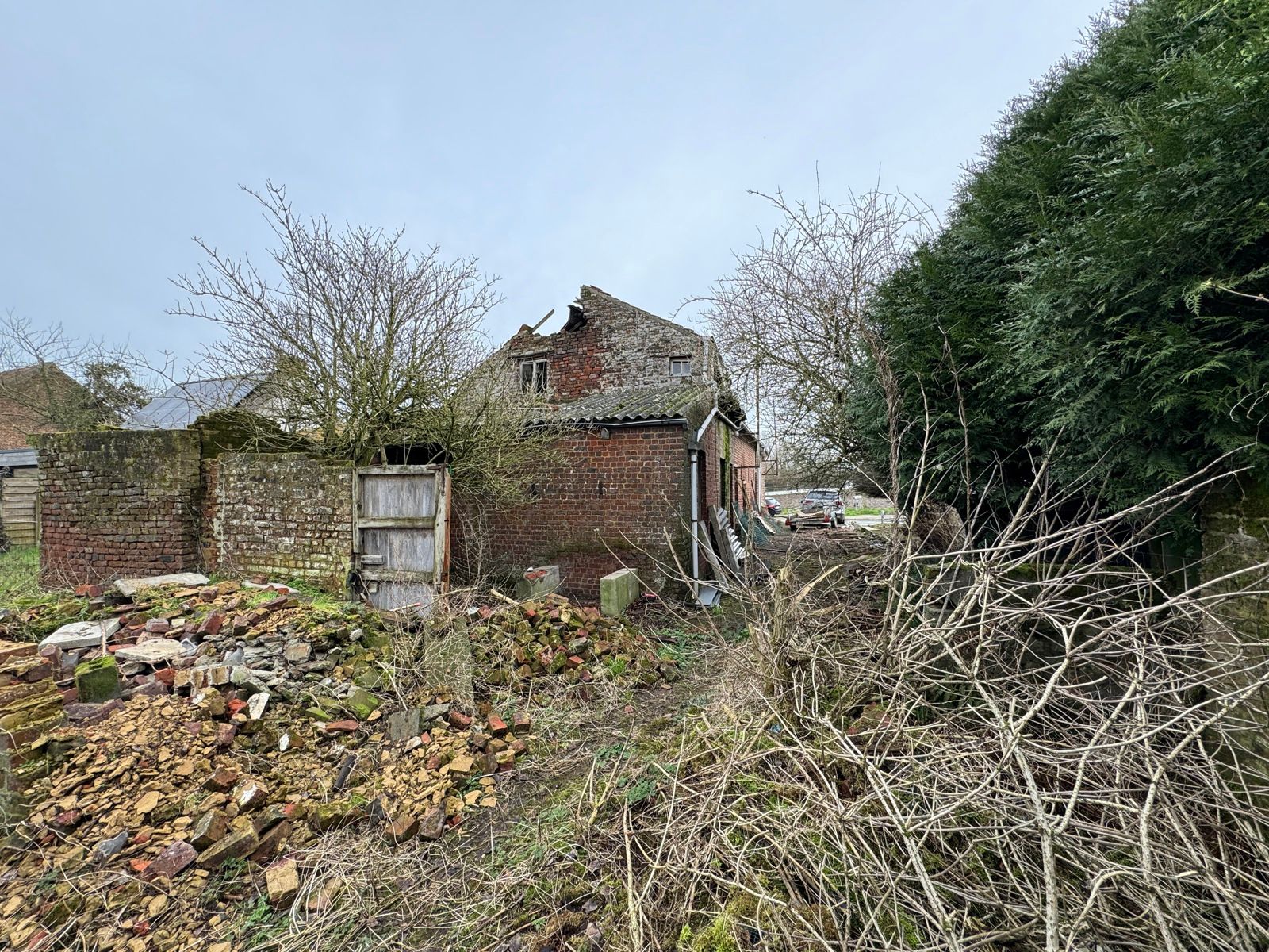 Volledig te renoveren woning met grote tuin foto 4