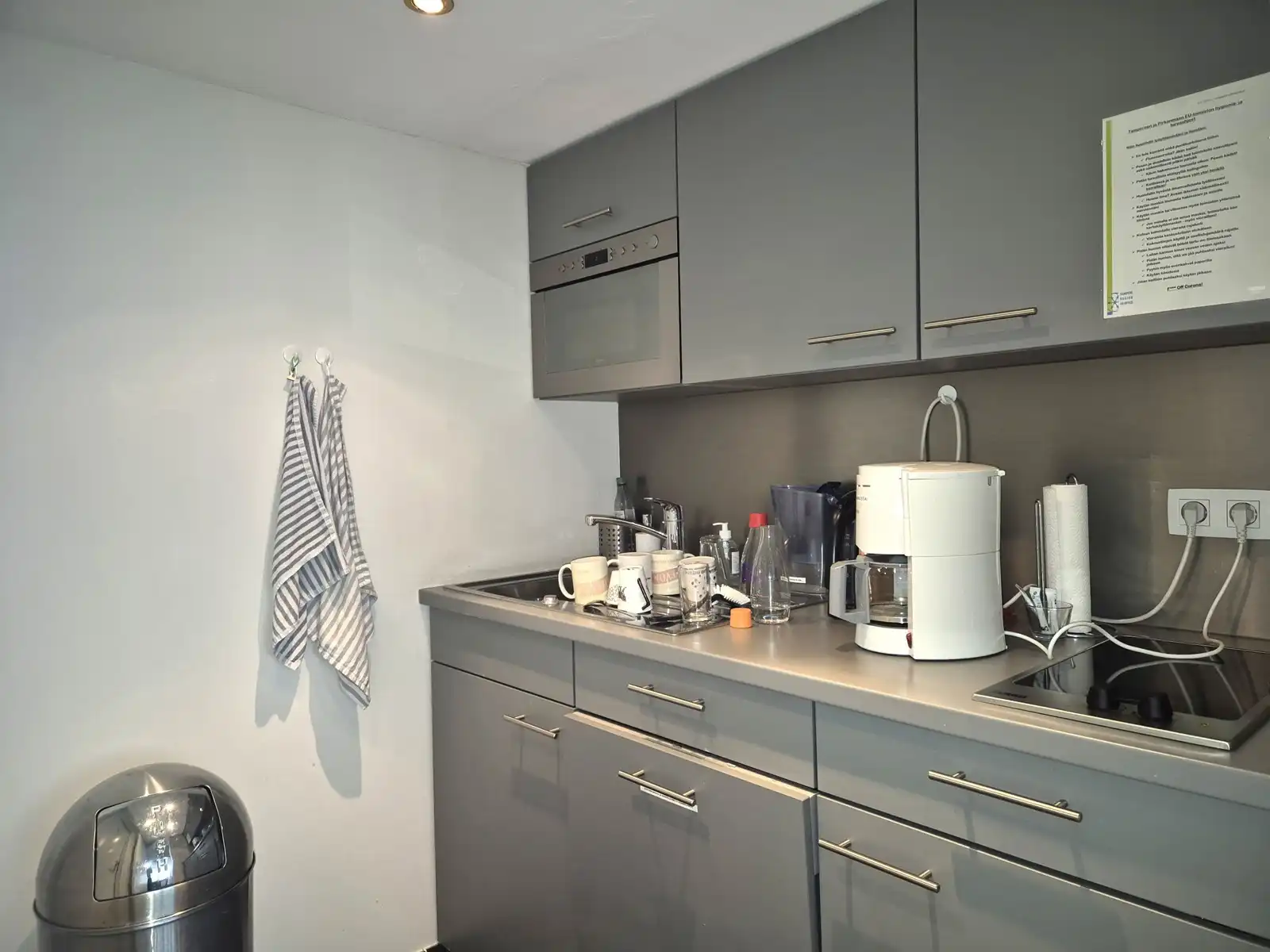 Ruime kantoorruimte met aparte bureaus in het centrum  foto 11