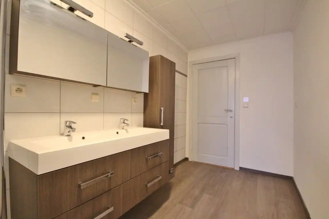 Zeer ruime woning net buiten het stadscentrum! foto 25