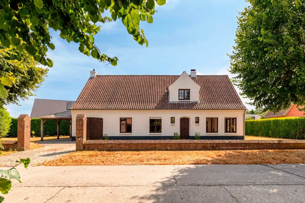 Landelijke vrijstaande woning met 4 slaapkamers, grote bruikbare zolder, garage en zonnige tuin nabij het centrum van Merendree. foto {{pictureIndex}}