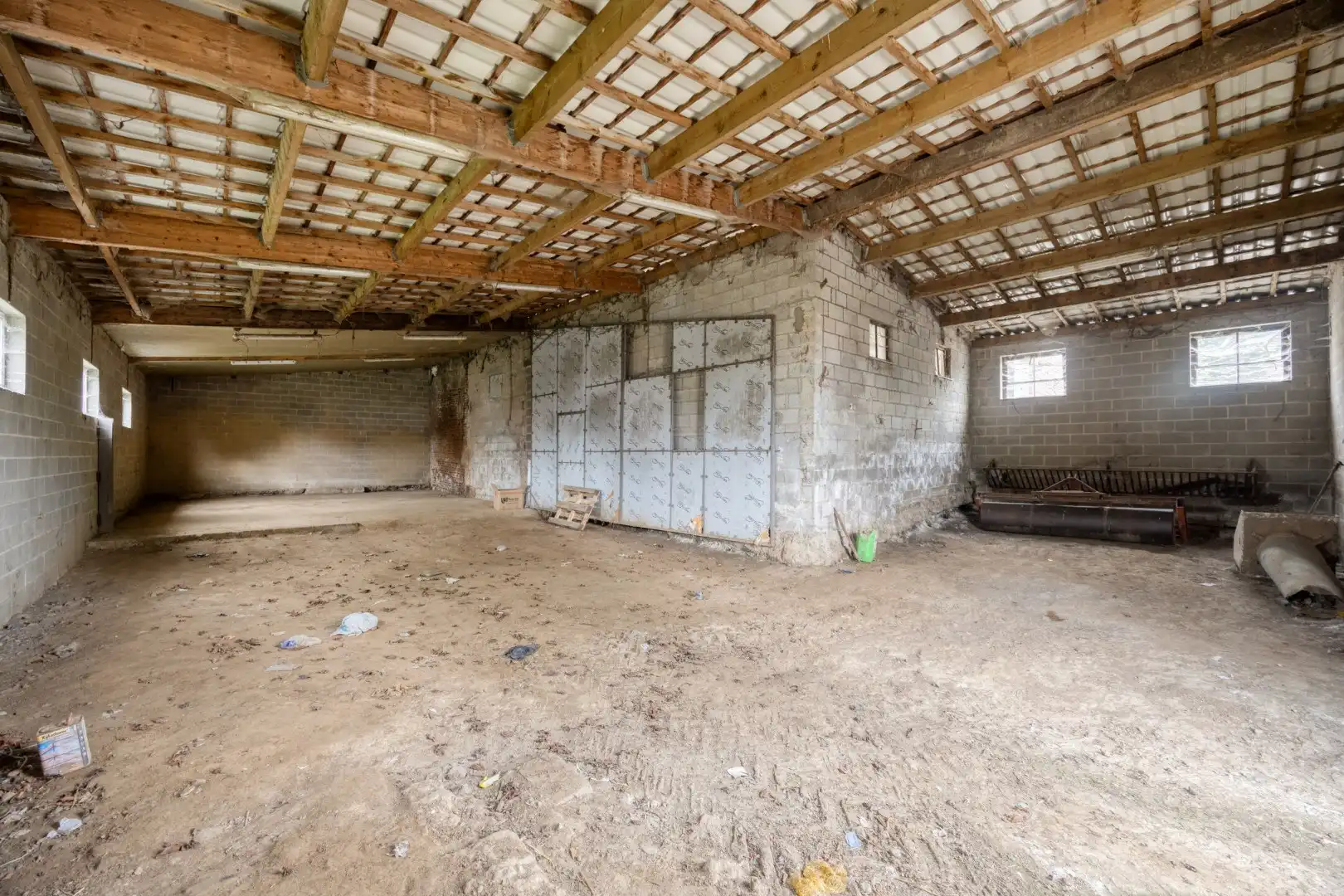 Hoevewoning met binnenkoer, stallingen en grote opslagruimte foto 27