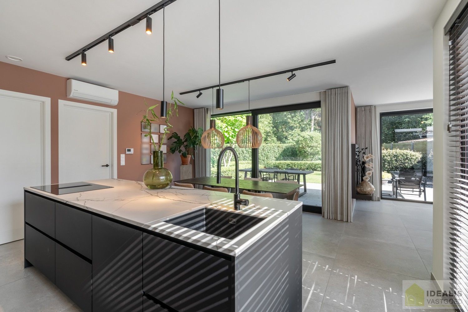 PRACHTIGE, PERFECT ONDERHOUDEN EN MODERN OPGETROKKEN WONING MET EEN HEERLIJK LICHTRIJKE WOONKAMER MET OPEN KEUKEN, 3 SLAAPKAMERS, 2 BADKAMERS VOORZIEN VAN ALLE COMFORT foto 18