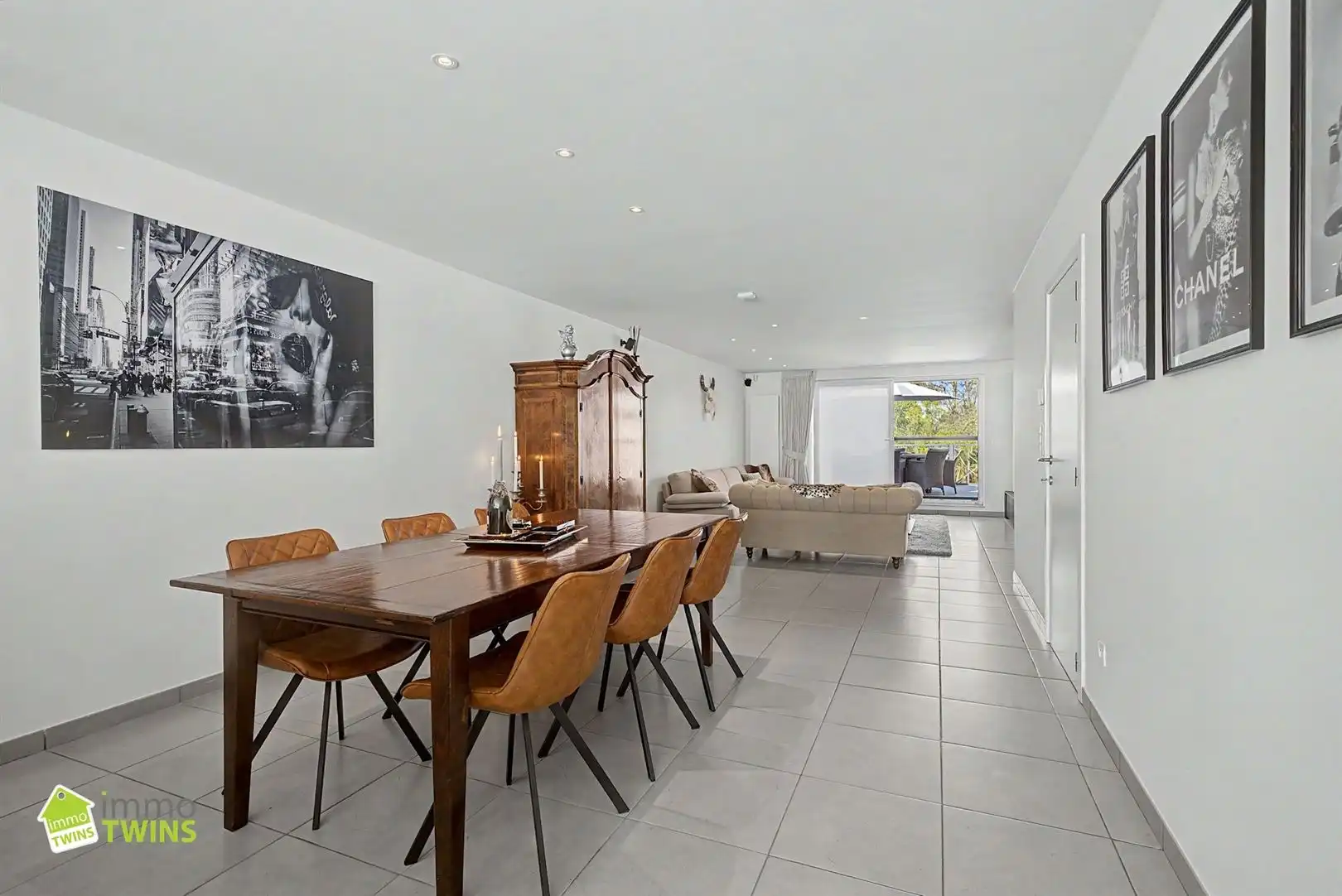 Prachtige instapklare woning met zeer ruime inpandige garage, aangelegde tuin met terras te Waasmunster foto 9