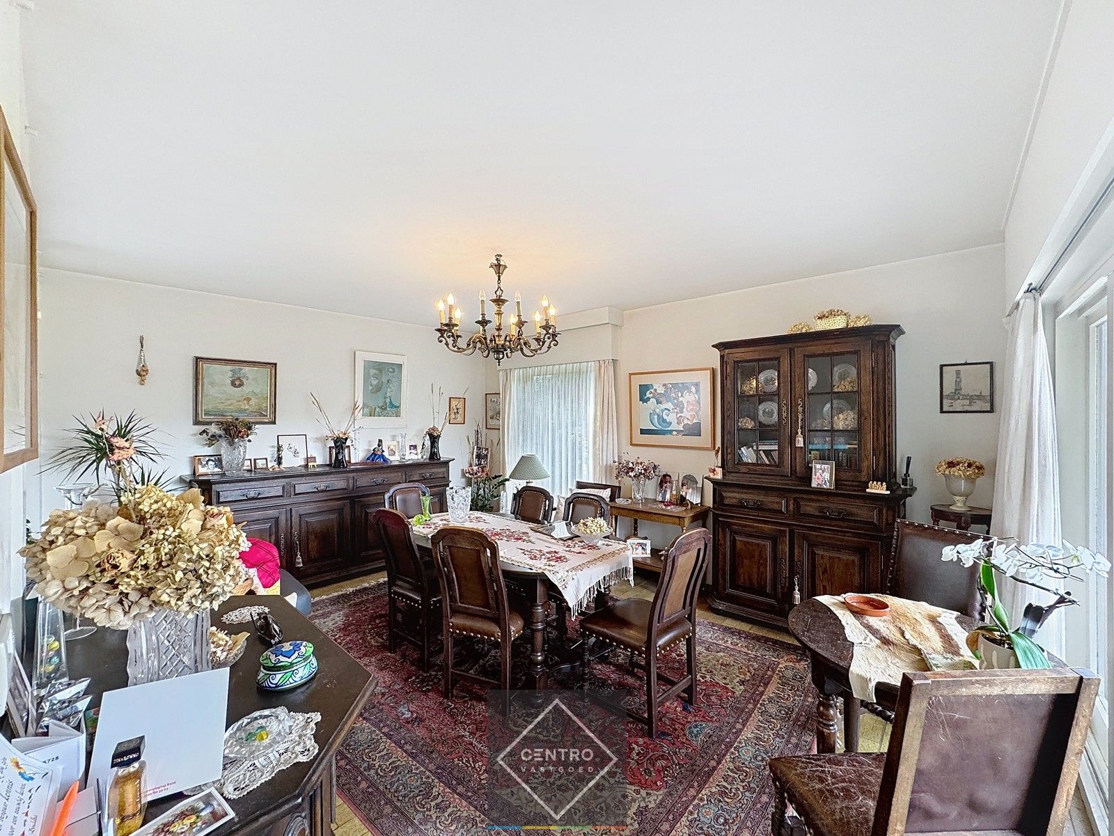 Verwarmd en geïsoleerd MAGAZIJN (250m²) met een te renoveren BUNGALOW (5 slpkms en garage) op AAA-locatie (op 1 km van afrit E40)! foto 3