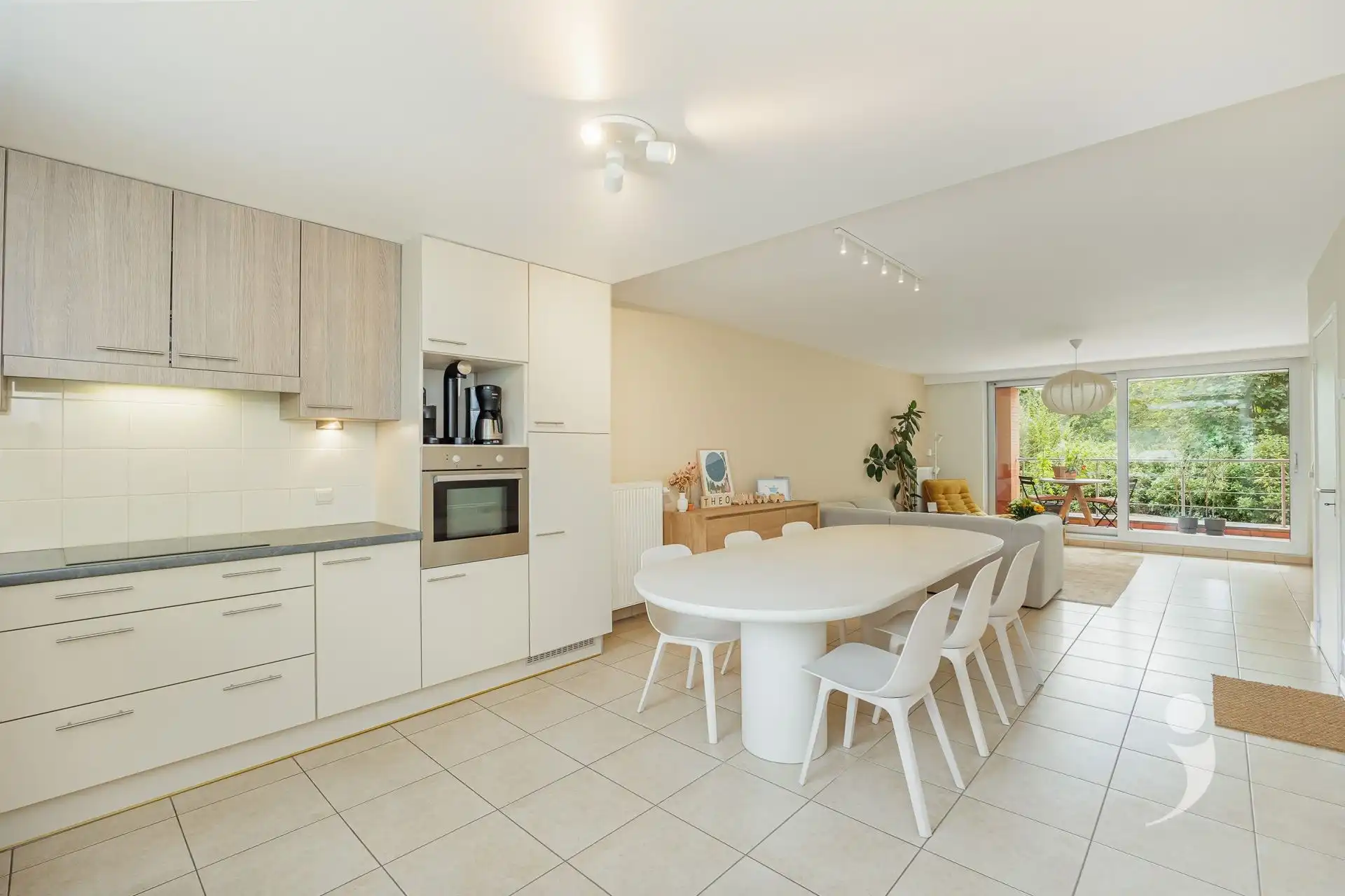 Ruim appartement met groot terras en 2 slaapkamers foto 4