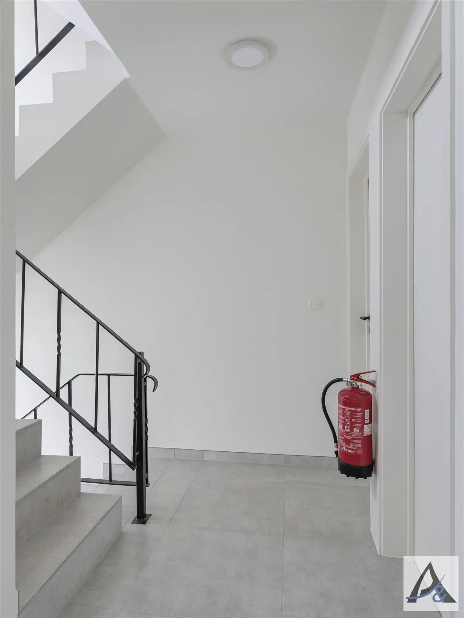 Instapklaar gelijkvloers appartement in hartje Bilzen met garage foto 3