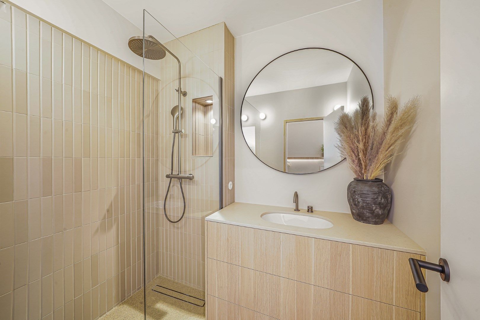 Luxueus gerenoveerd appartement met lateraal zeezicht foto 17