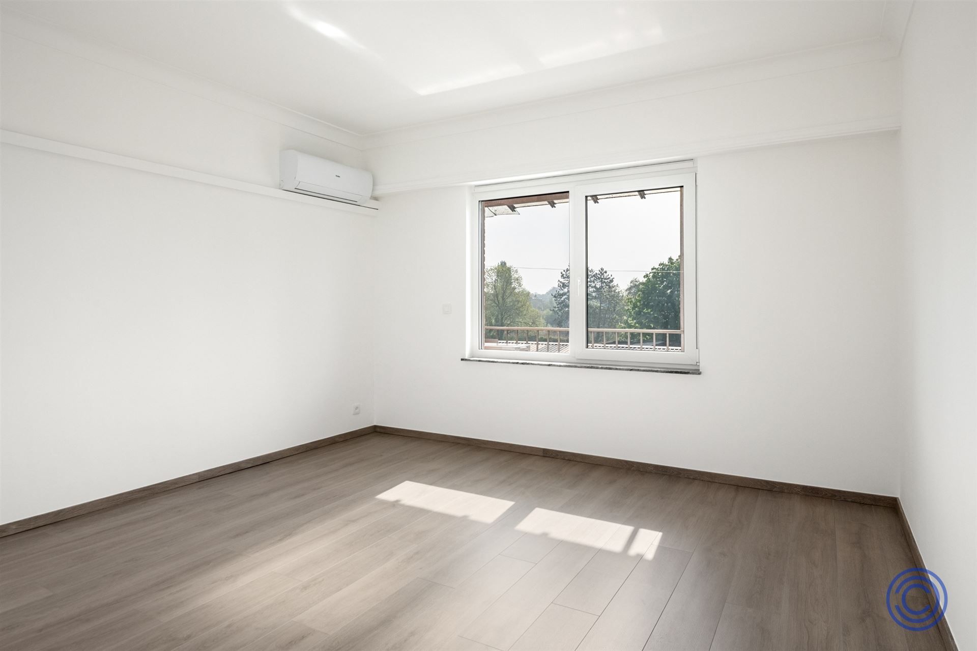 Volledig gerenoveerd 2-slp appartement met zonnig terras! foto 8