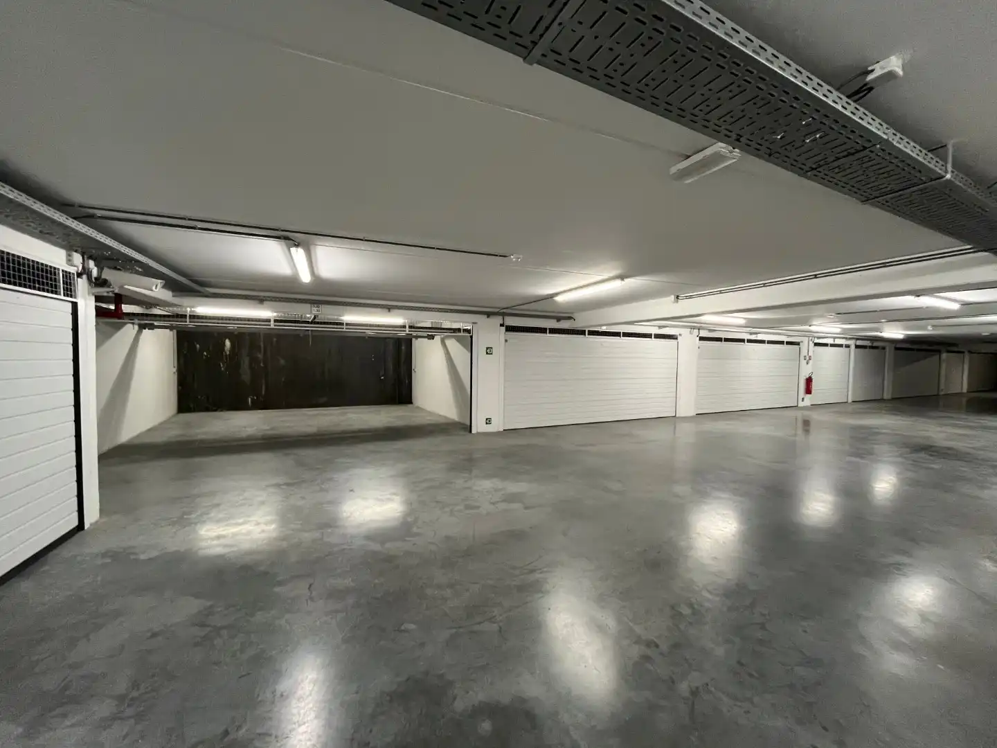 Vlot inrijdbare, dubbele garagebox, gelegen op Kustlaan - Het Zoute foto {{pictureIndex}}