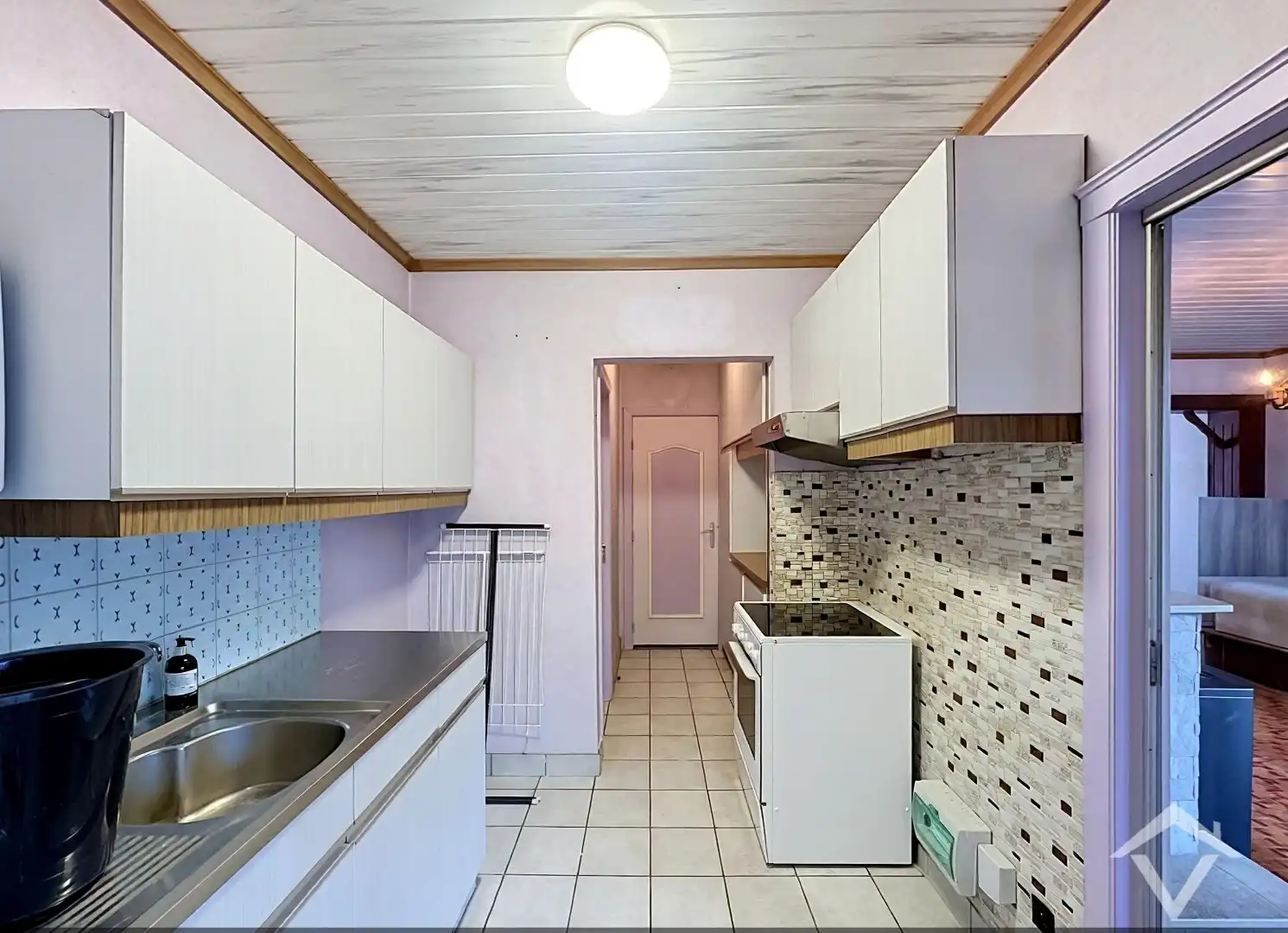 Licht op te frissen rijwoning met 3 slaapkamers, zolder en garage te Zedelgem foto 6