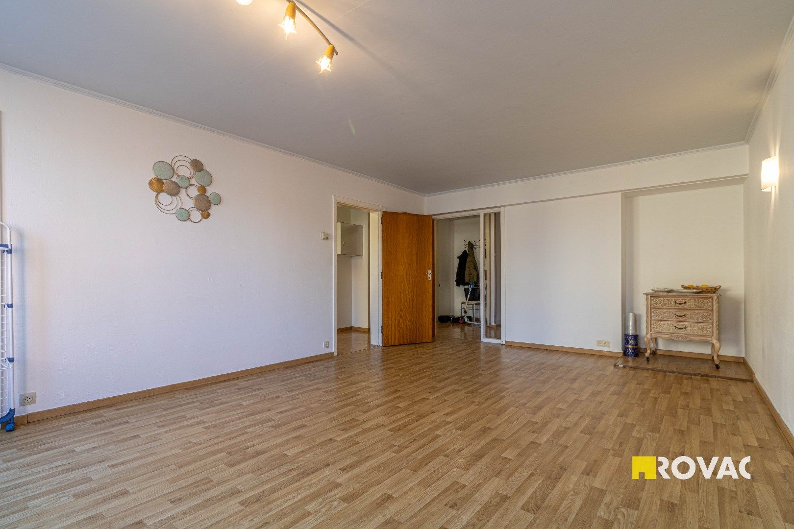 Zeer verzorgd en centraal gelegen appartement op 1ste verdieping met bijhorende autostandplaats foto 3