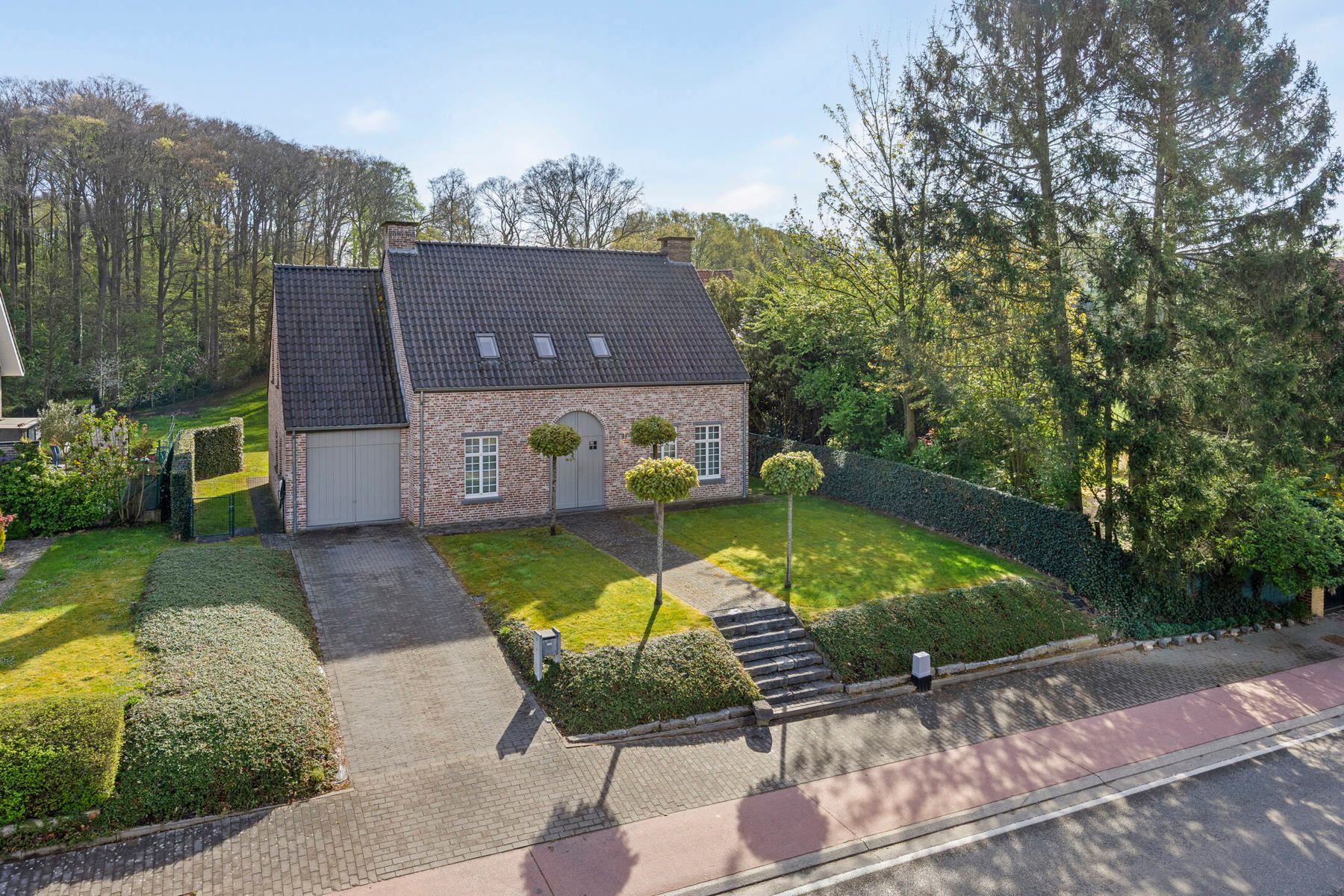Prachtige villa met mooie tuin en 5 slaapkamers foto 2