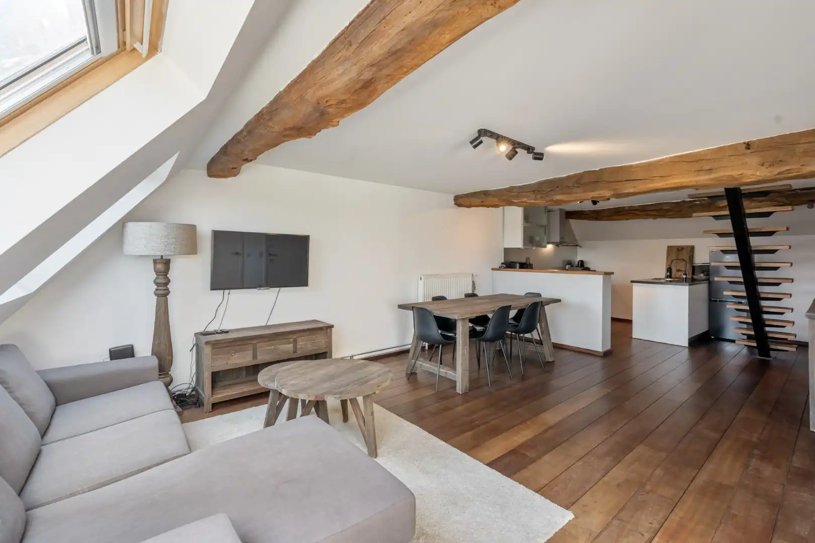 Comfortabel duplex appartement op de 3de en 4de verdieping van een kleinschalige residentie op een steenworp van de historische markt!  foto 6