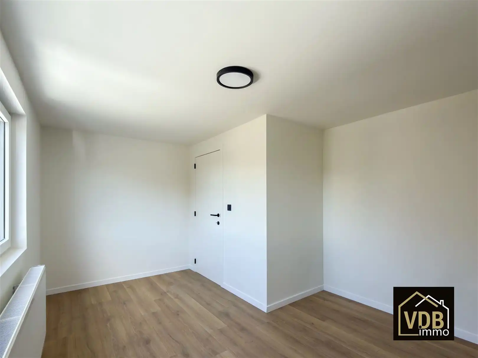 HALF OPEN BEBOUWING MET 4 SLAAPKAMERS EN GROTE GARAGE foto 13