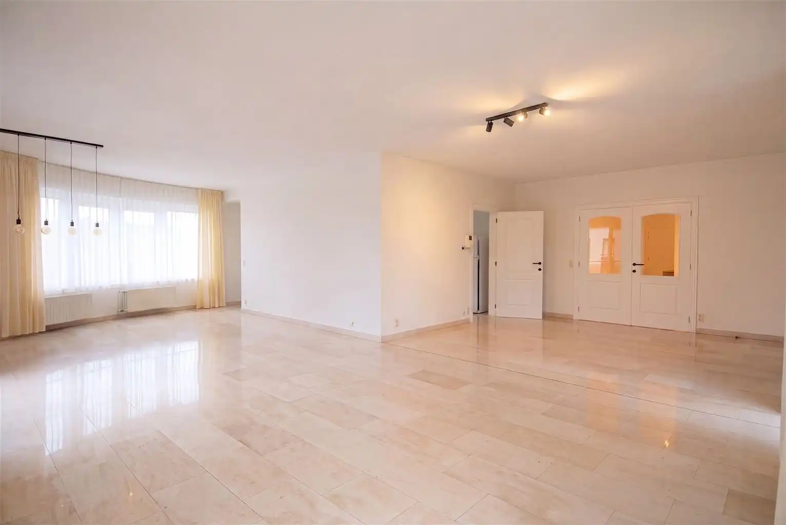 Prachtig, uitzonderlijk ruim appartement met 2 slaapkamers, 2 terrassen en inpandige garagebox, gelegen nabij het centrum van Maaseik. foto {{pictureIndex}}
