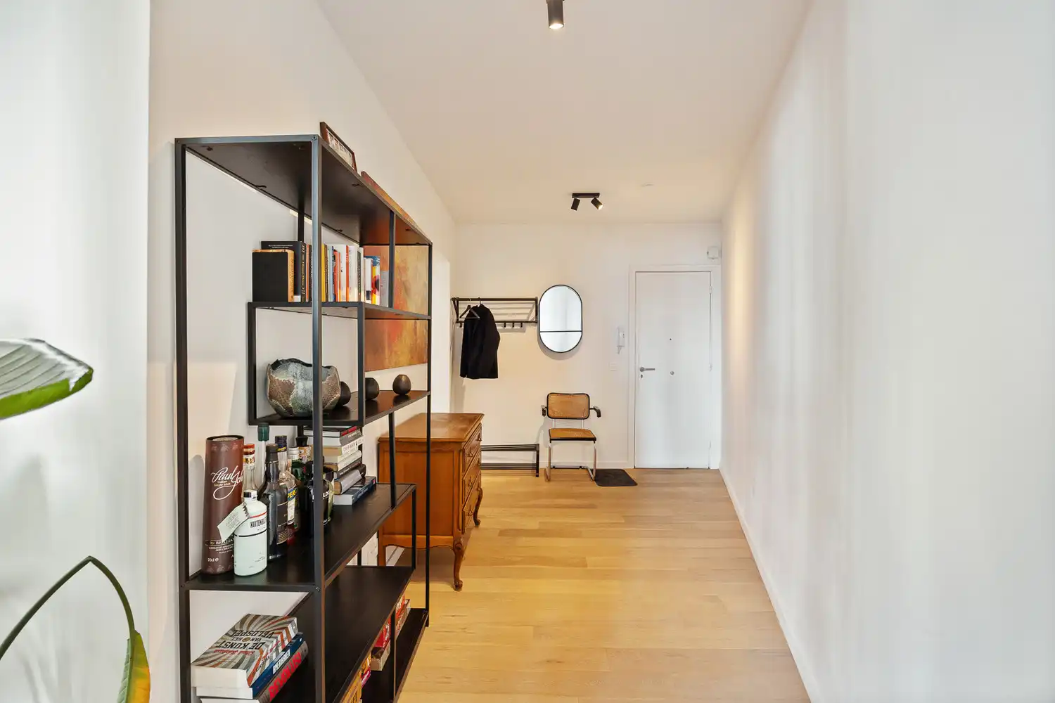 Vernieuwd ruim 2-slpk appartement met panoramisch zicht foto 9