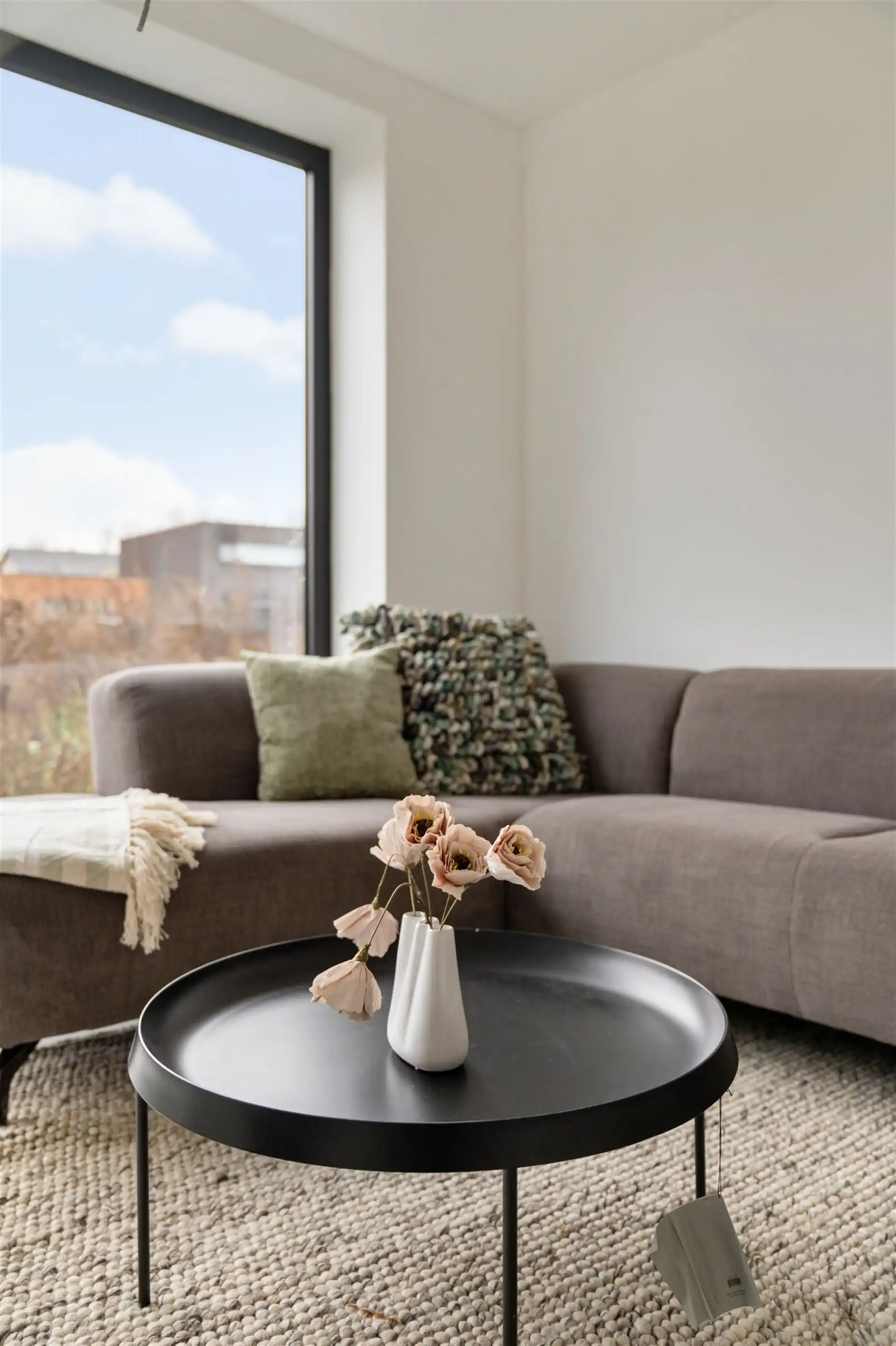 Gelijkvloerse woning met carport en tuin. foto 10