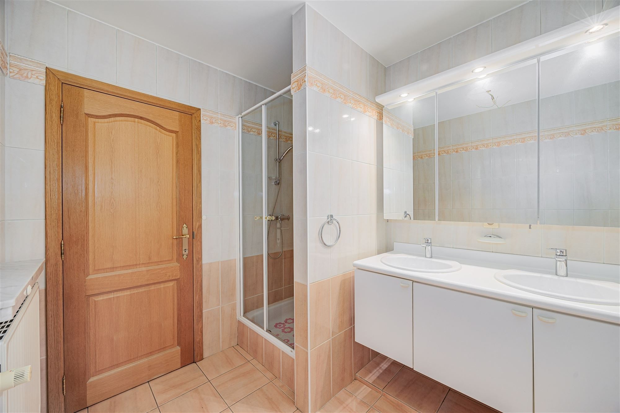 Ruim 2 slpk appartement, terras en P te Hoboken foto 12