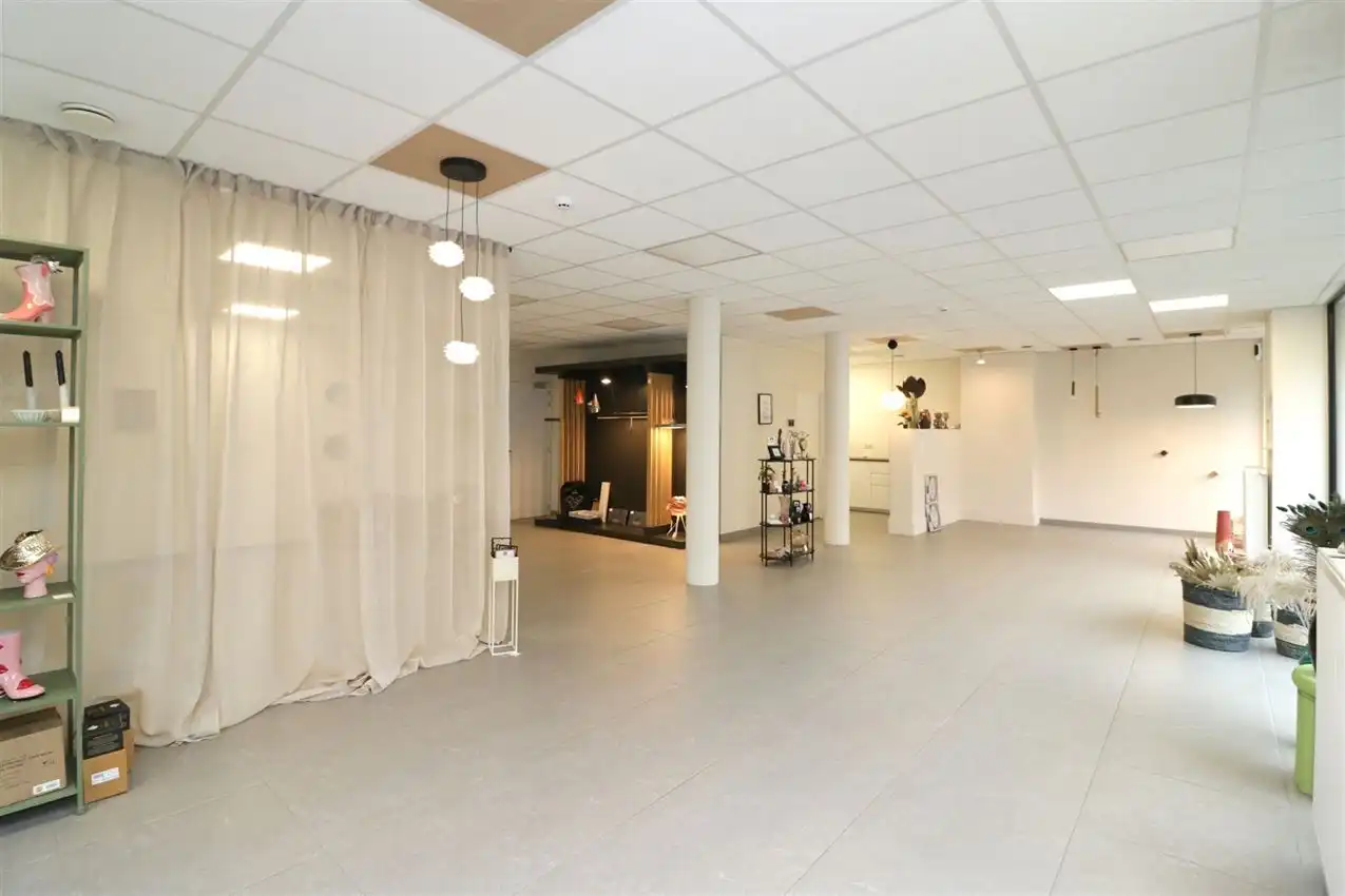 handelszaak met grote zichtbaarheid te midden van centrum foto 7