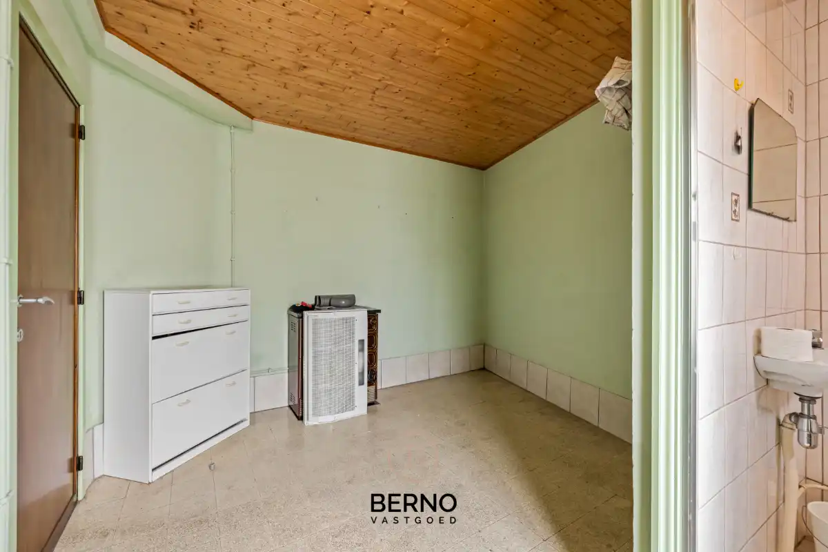 Ruime gezinswoning met 4 slaapkamers en garage. foto 8