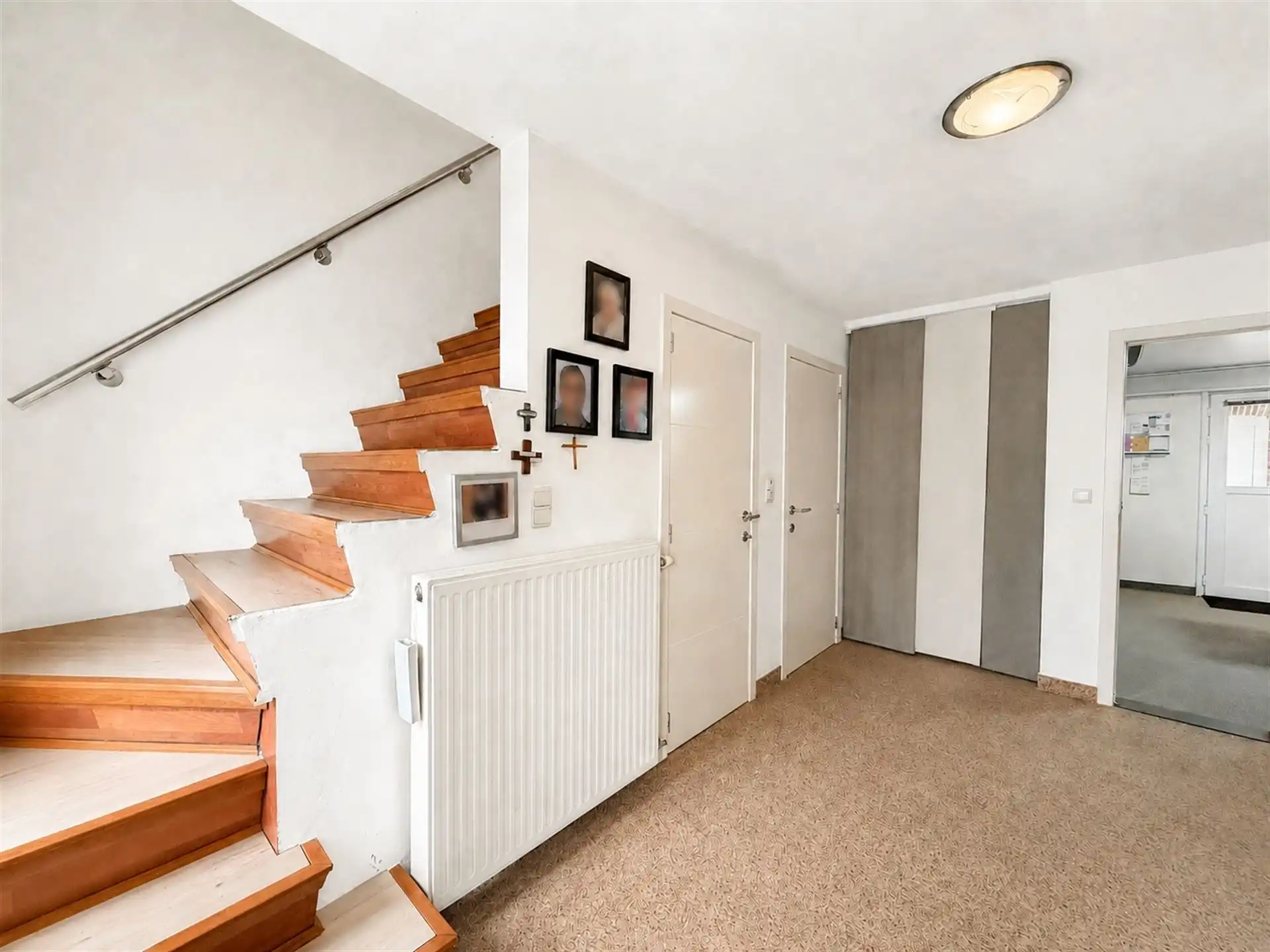 Verrassend ruime gezinswoning met 4 slaapkamers, kelder, zolder en een grote inpandige garage! foto 4