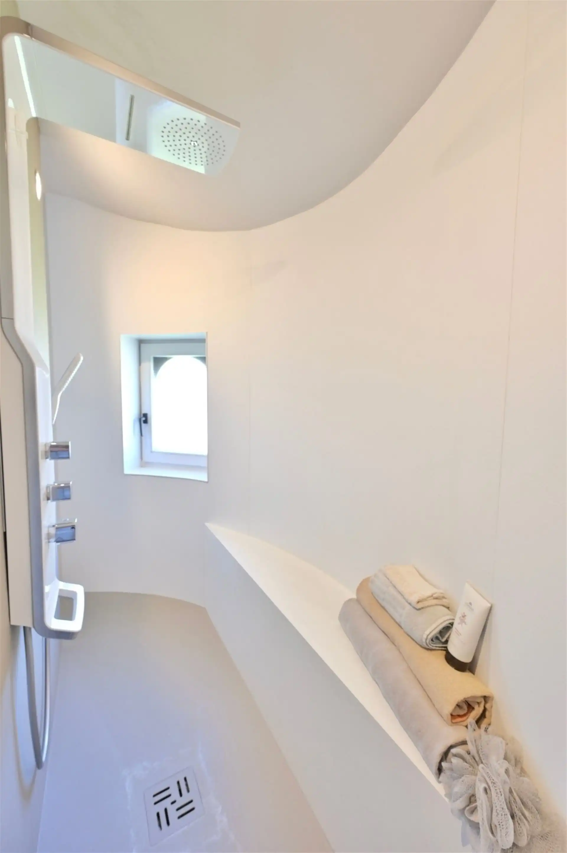 Prachtige Villa woning met 4 slaapkamers, nieuwe keuken en badkamer, dubbele garage met zuidgerichte tuin foto 10